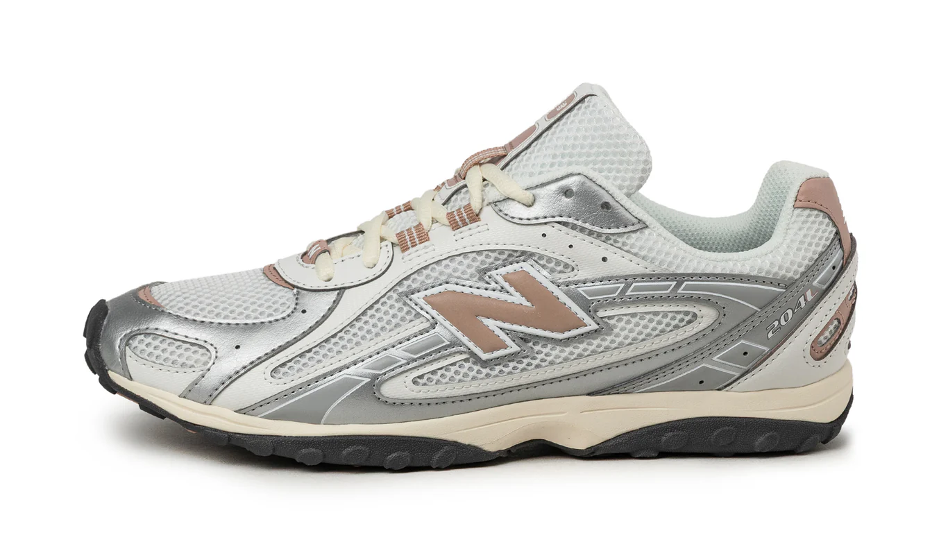UrATkfqOcJXTRDjdGnze-U204LSWA-New-Balance-U204LSWA-Silver-Metallic-Flat-Taupe-os-1_1366x768_crop_center.jpg